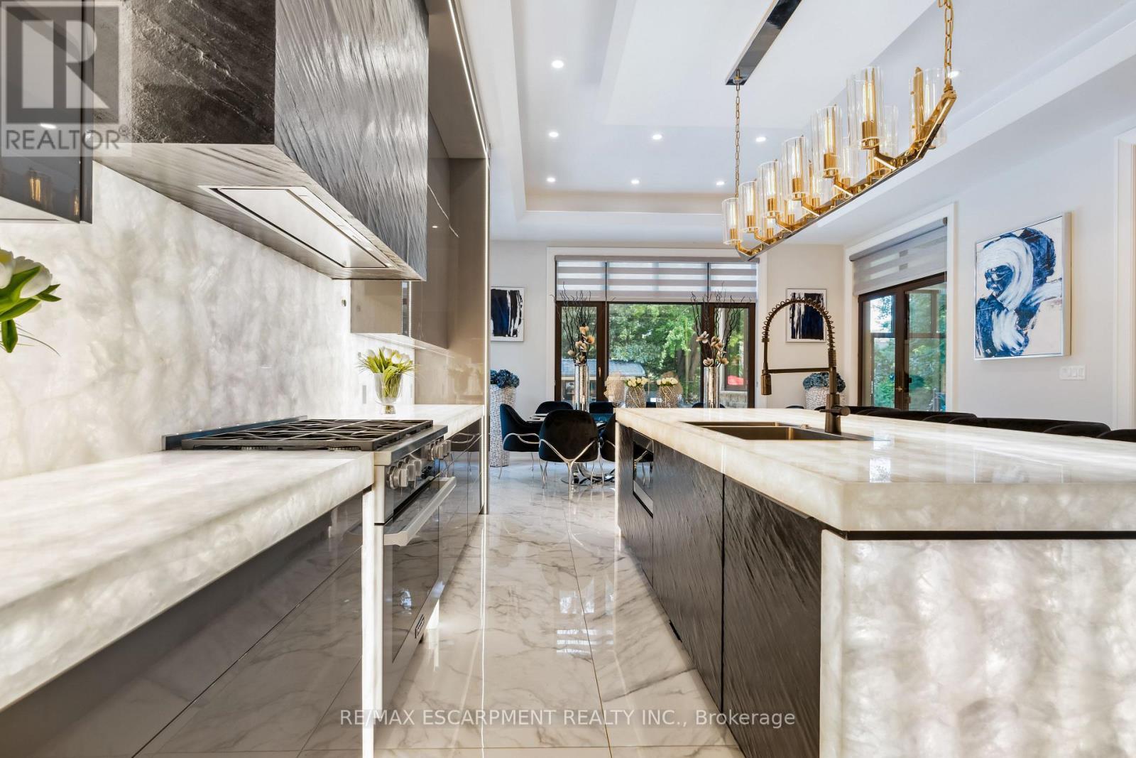 539 Old Poplar Row, Mississauga, ON - Indoor Photo Showing Kitchen With Upgraded Kitchen