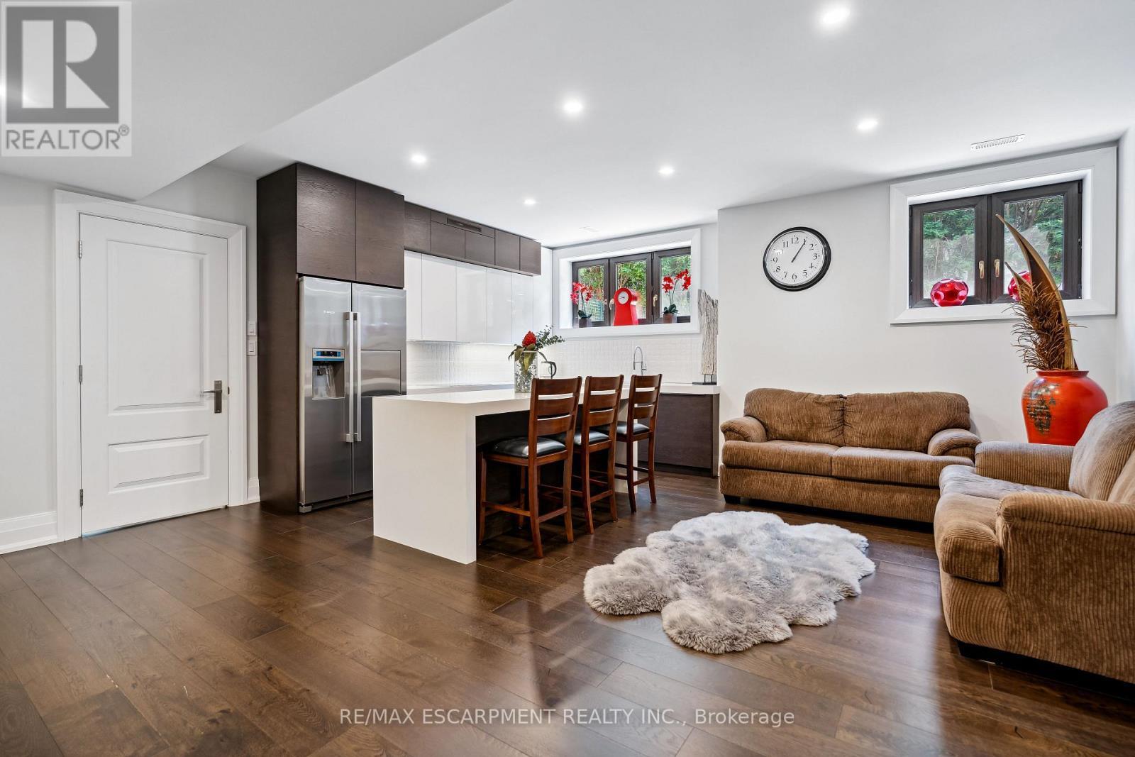 539 Old Poplar Row, Mississauga, ON - Indoor Photo Showing Living Room
