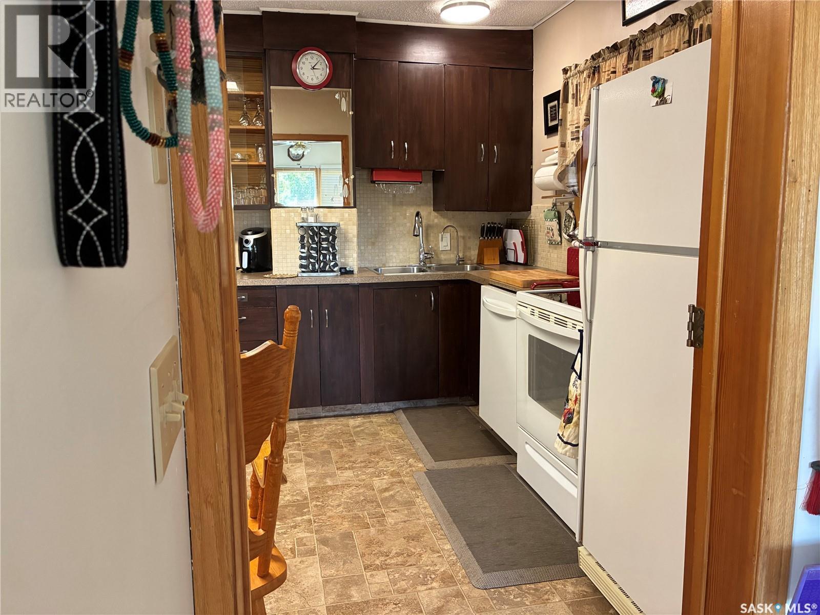 712 M Avenue, Perdue, SK - Indoor Photo Showing Kitchen With Double Sink