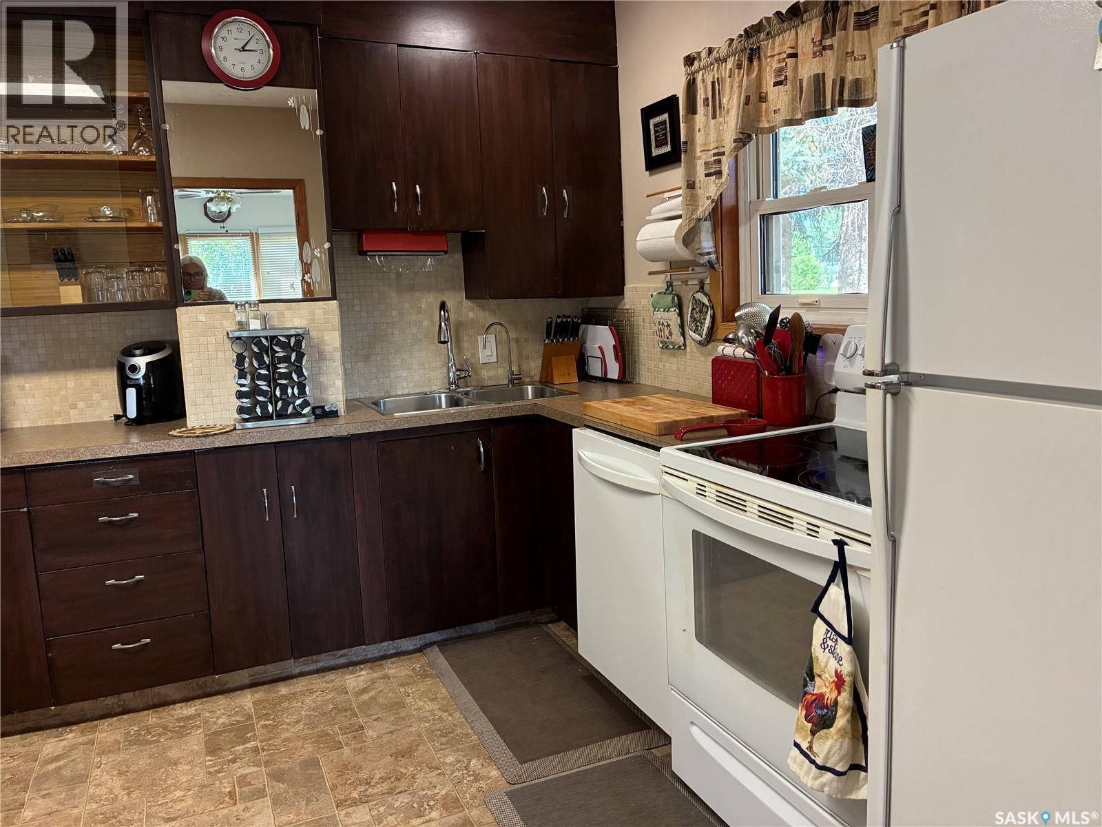712 M Avenue, Perdue, SK - Indoor Photo Showing Kitchen
