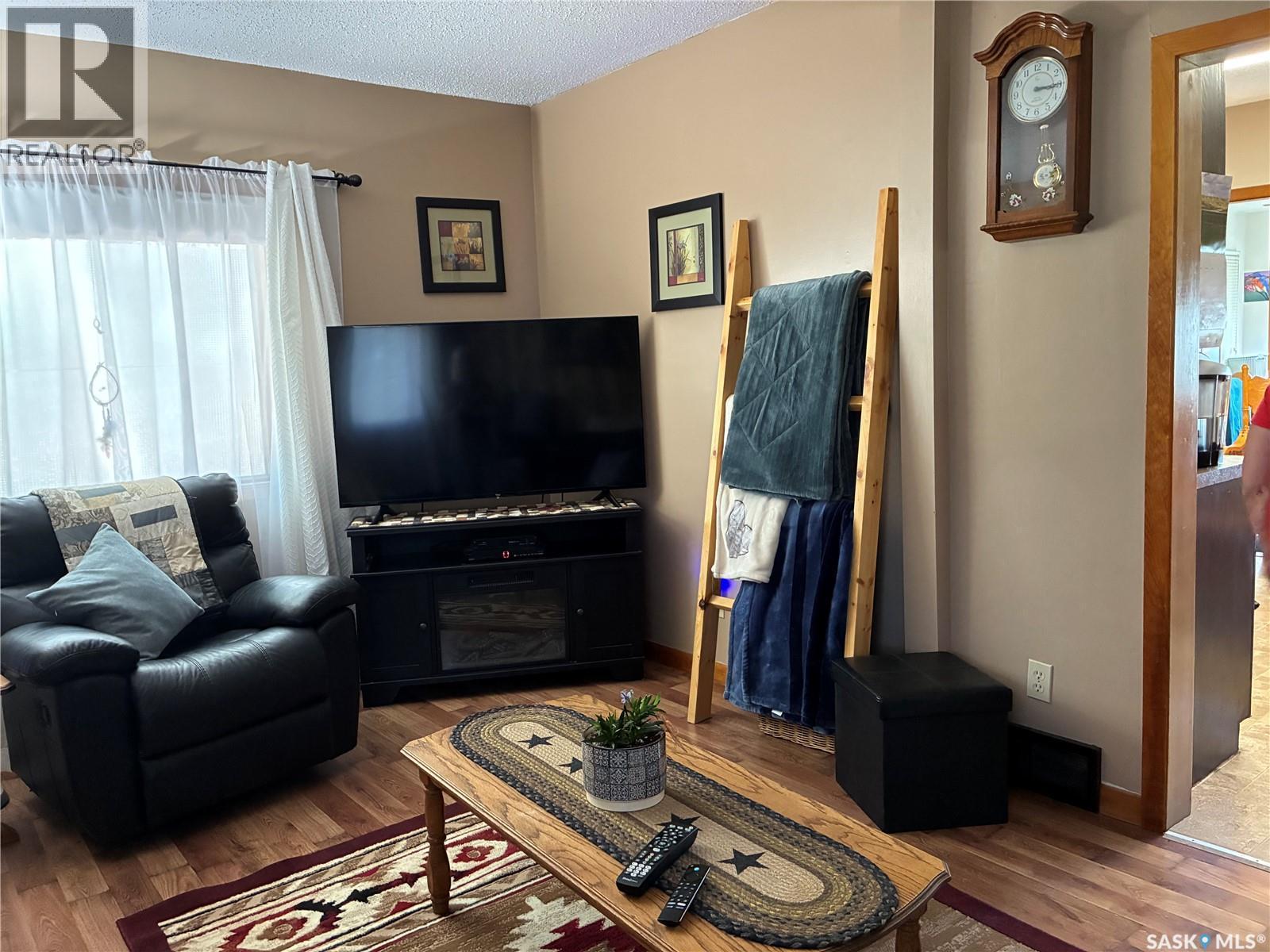 712 M Avenue, Perdue, SK - Indoor Photo Showing Living Room