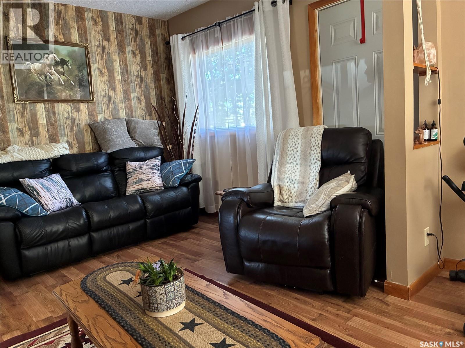 712 M Avenue, Perdue, SK - Indoor Photo Showing Living Room