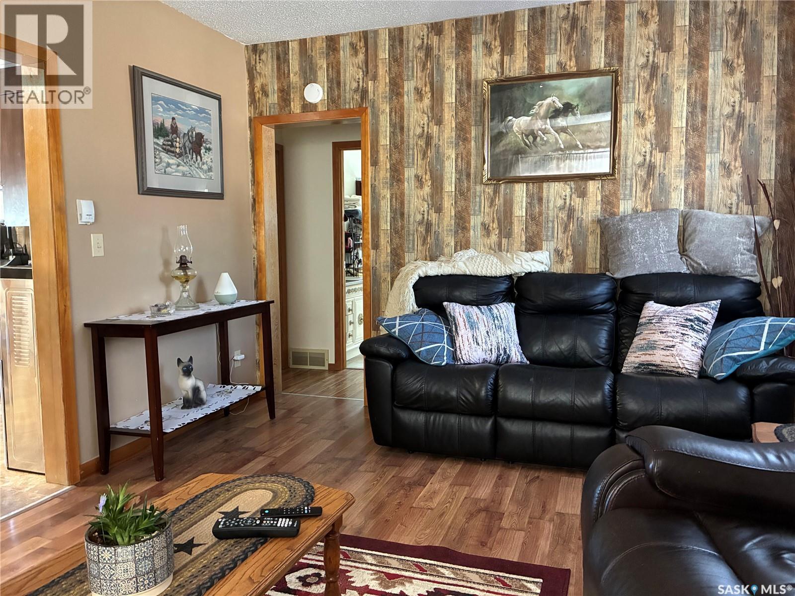 712 M Avenue, Perdue, SK - Indoor Photo Showing Living Room