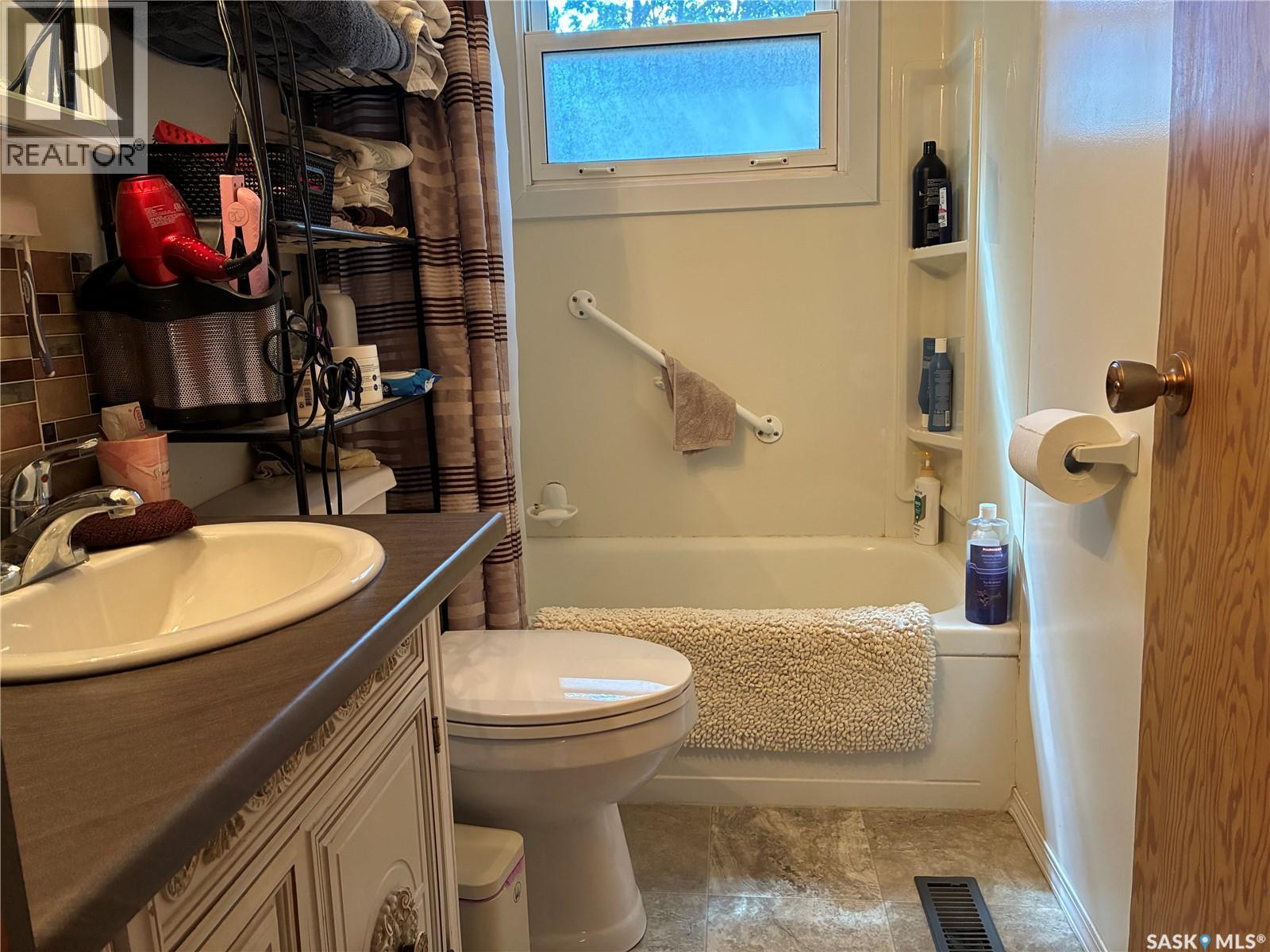 712 M Avenue, Perdue, SK - Indoor Photo Showing Bathroom