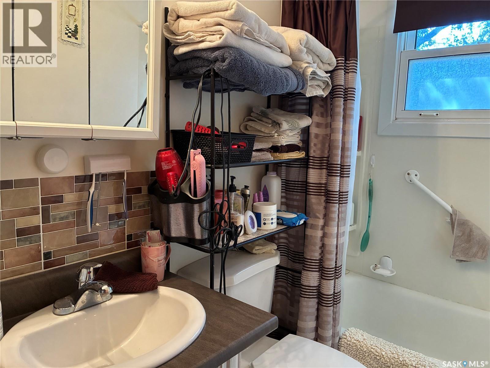 712 M Avenue, Perdue, SK - Indoor Photo Showing Bathroom