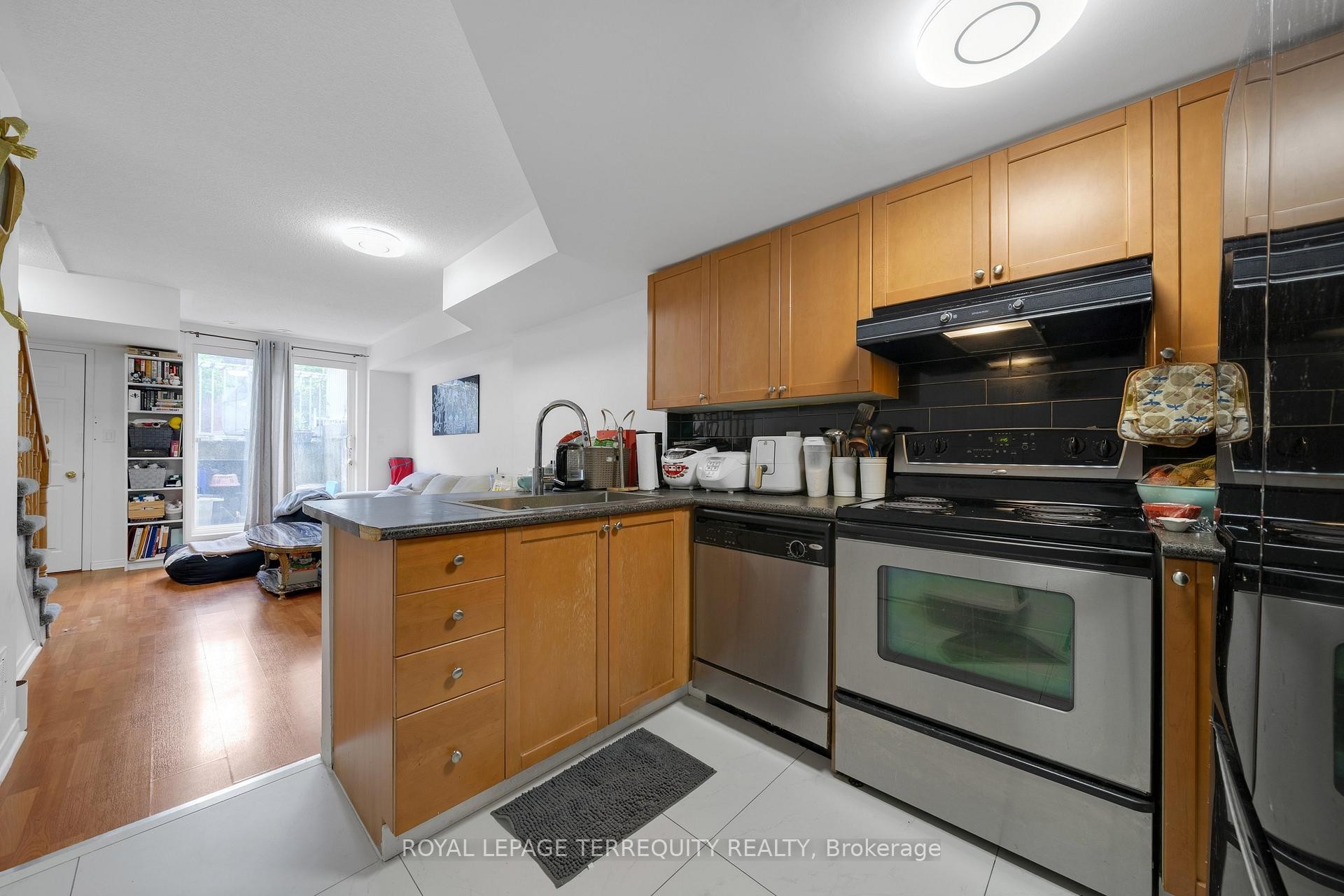 124-75 Turntable Crescent, Toronto, ON - Indoor Photo Showing Kitchen