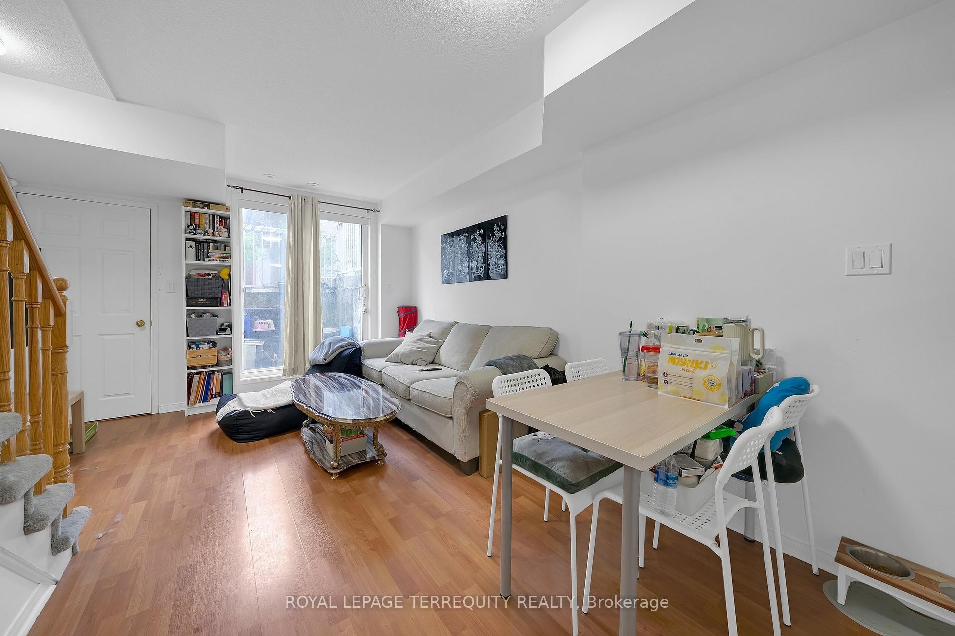 124-75 Turntable Crescent, Toronto, ON - Indoor Photo Showing Living Room