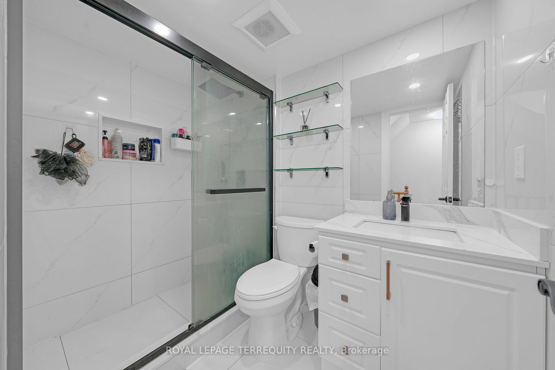 124-75 Turntable Crescent, Toronto, ON - Indoor Photo Showing Bathroom
