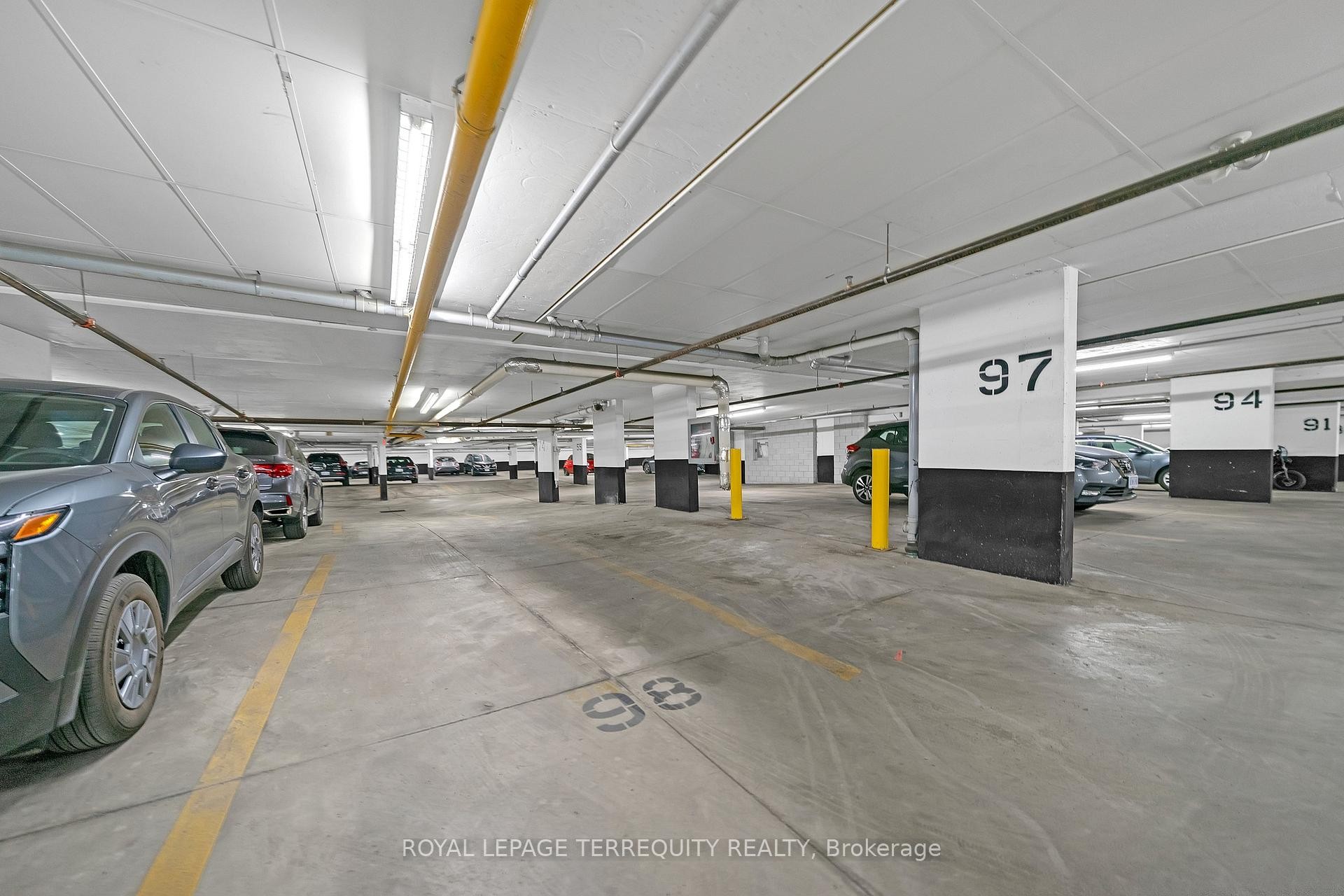 124-75 Turntable Crescent, Toronto, ON - Indoor Photo Showing Garage