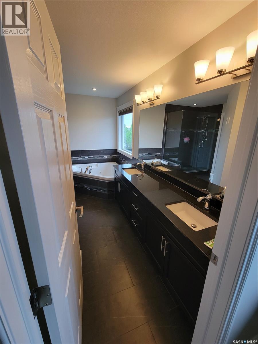 718 Patrick Bay, Saskatoon, SK