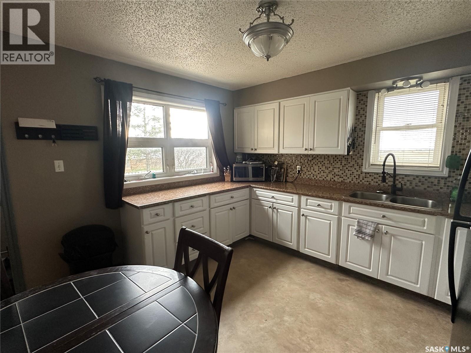 102 9Th Avenue Se, Weyburn, SK
