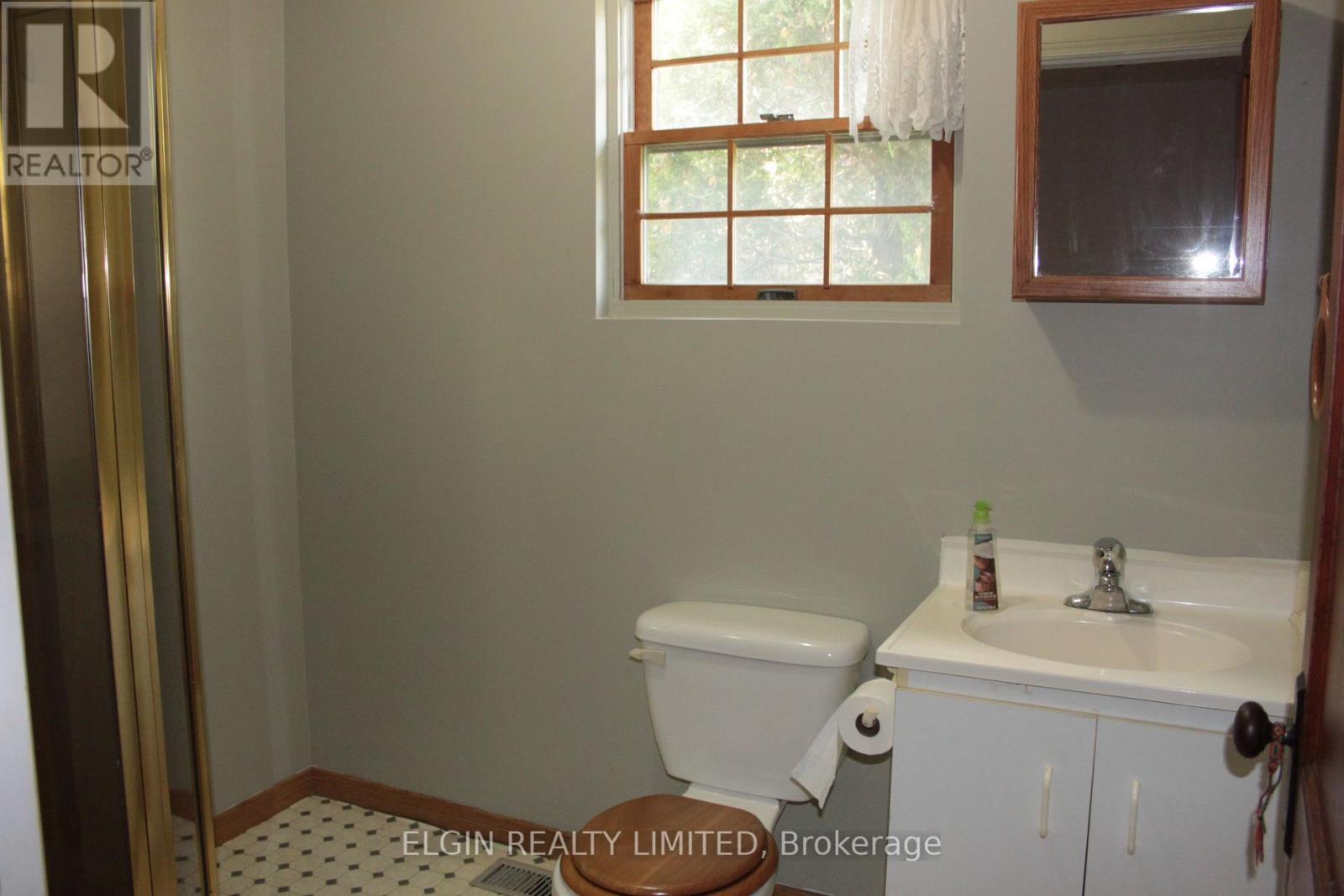main floor bathroom with shower - 44356 Talbot Line, Central Elgin, ON