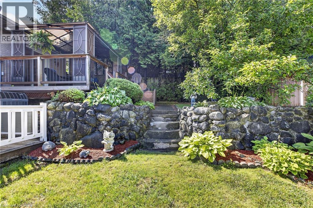 Exterior Yard - 252 Christopher Drive, Cambridge, ON