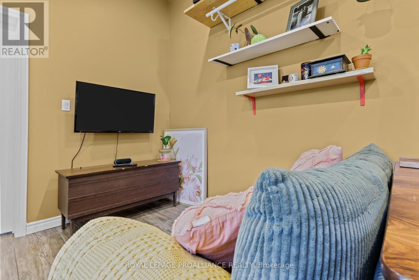Unit 2 - Living Room - 99 Chatham Street, Kingston (East Of Sir John A. Blvd), ON