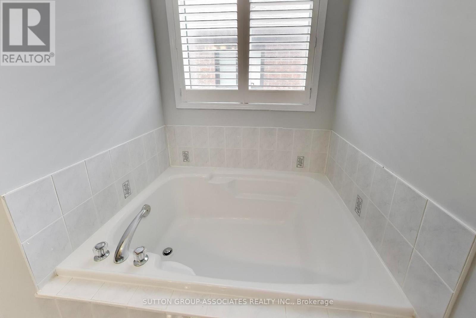 6321 Amber Glen Drive, Mississauga, ON