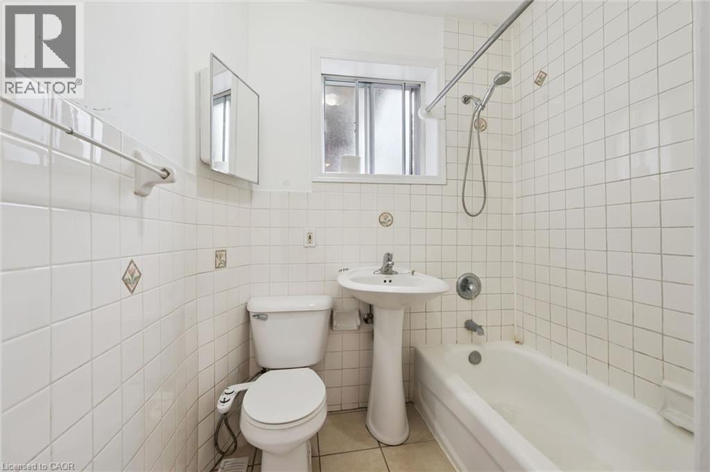 126 Wellington Street N, Kitchener, ON - Indoor Photo Showing Bathroom