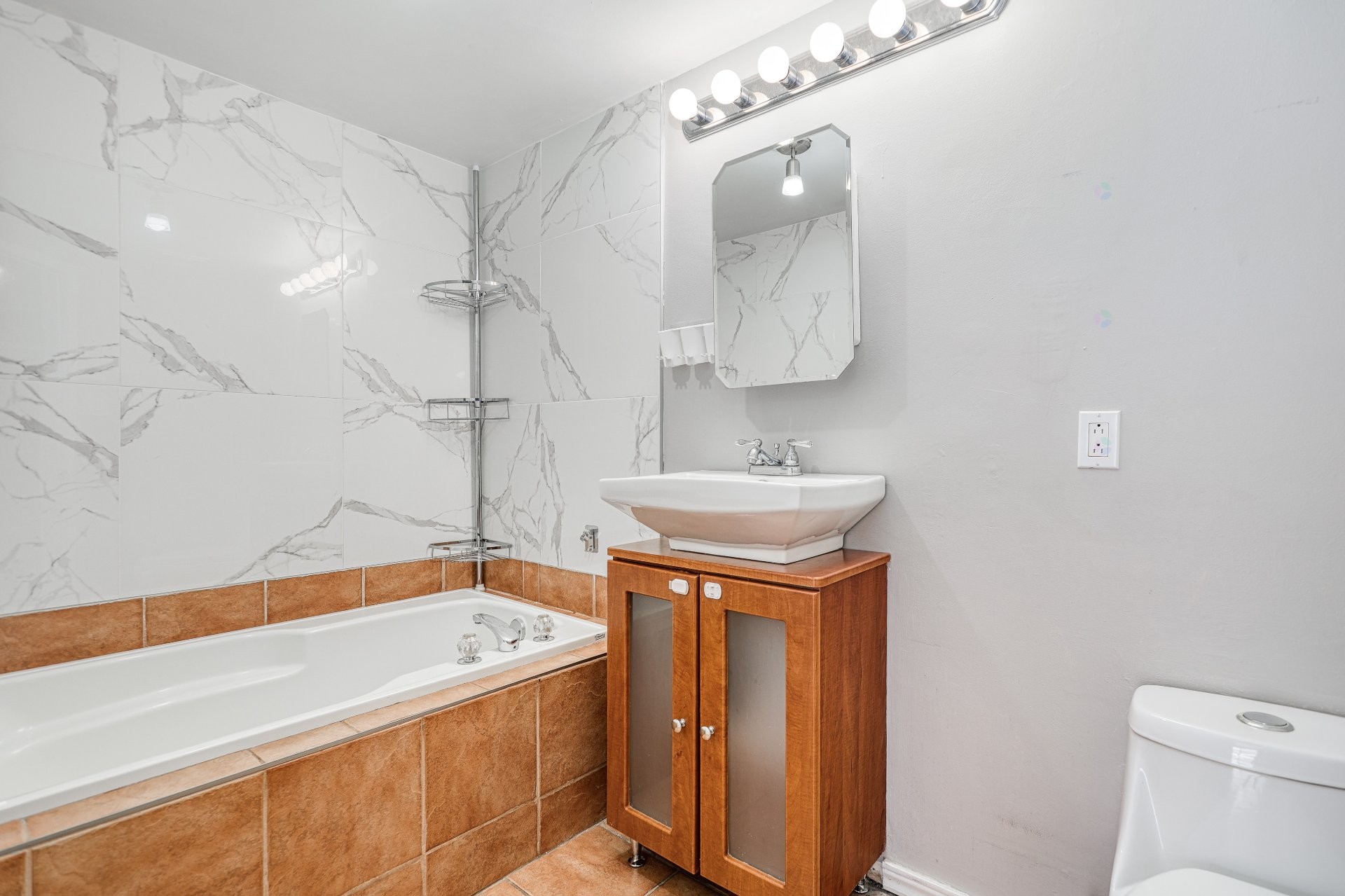 Salle de bains - 15996 Rue Victoria, Montréal (Rivière-Des-Prairies/Pointe-Aux-Trembles), QC