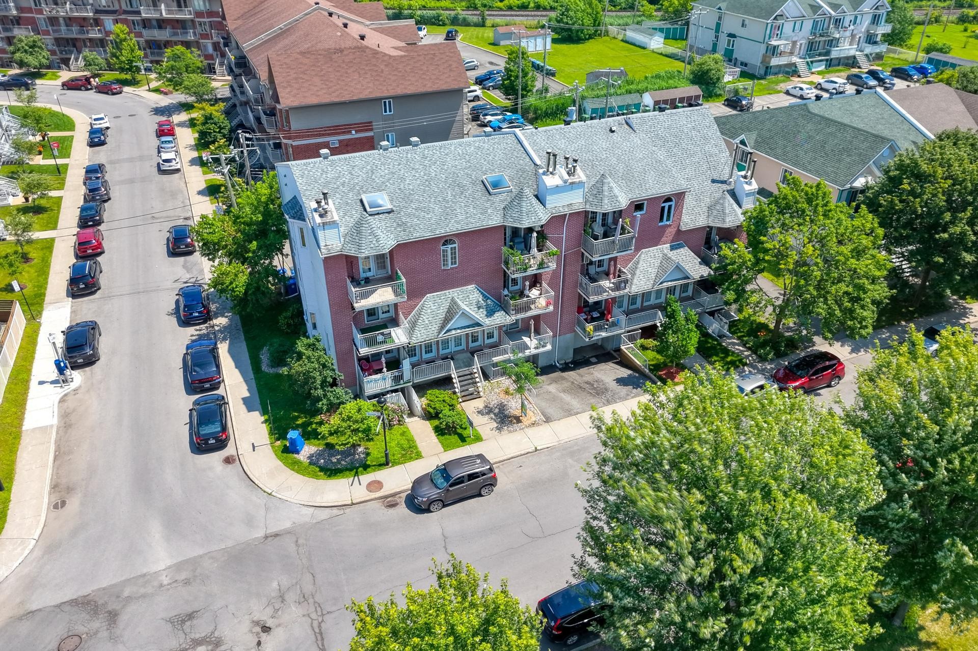 Photo aérienne - 15996 Rue Victoria, Montréal (Rivière-Des-Prairies/Pointe-Aux-Trembles), QC