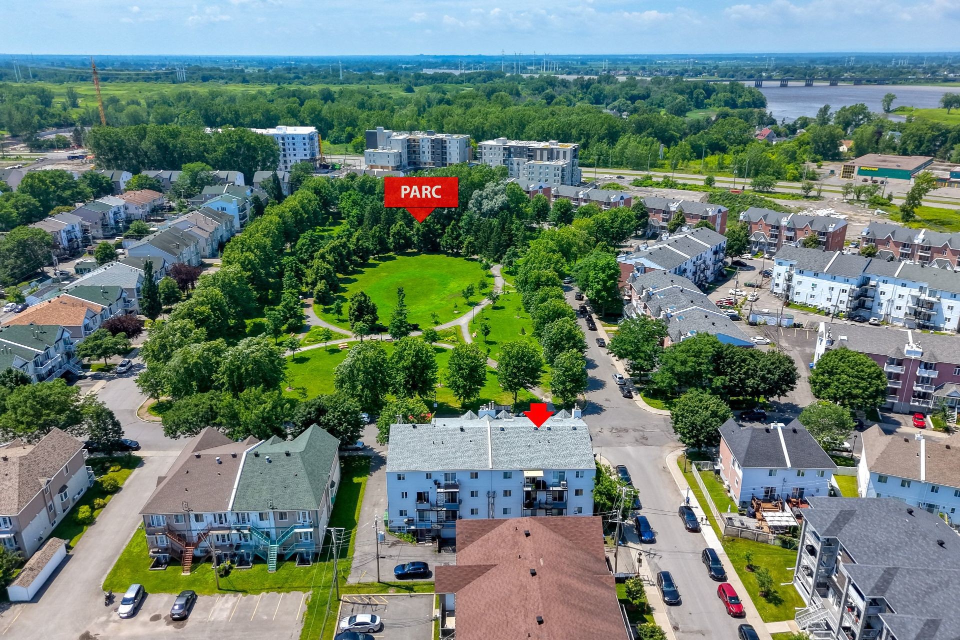 Photo aérienne - 15996 Rue Victoria, Montréal (Rivière-Des-Prairies/Pointe-Aux-Trembles), QC