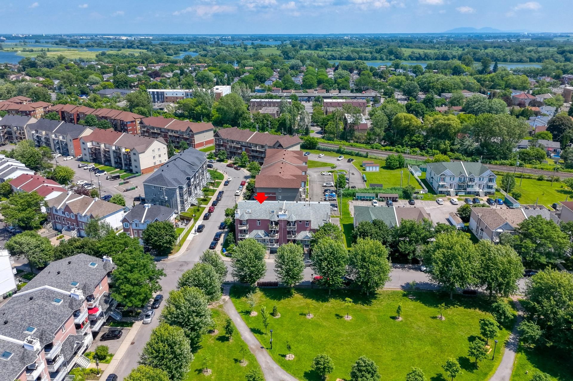 Photo aérienne - 15996 Rue Victoria, Montréal (Rivière-Des-Prairies/Pointe-Aux-Trembles), QC