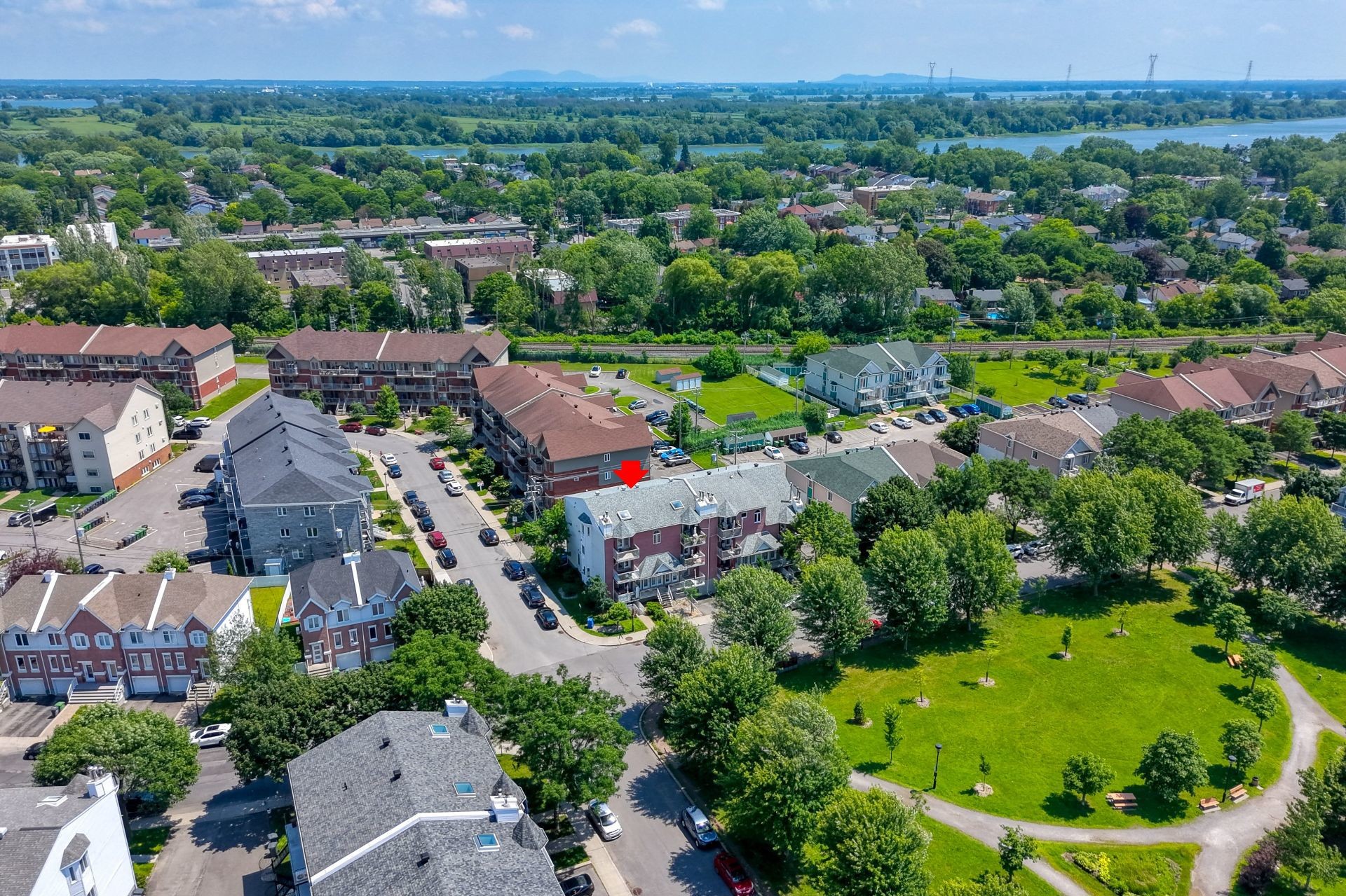 Photo aérienne - 15996 Rue Victoria, Montréal (Rivière-Des-Prairies/Pointe-Aux-Trembles), QC