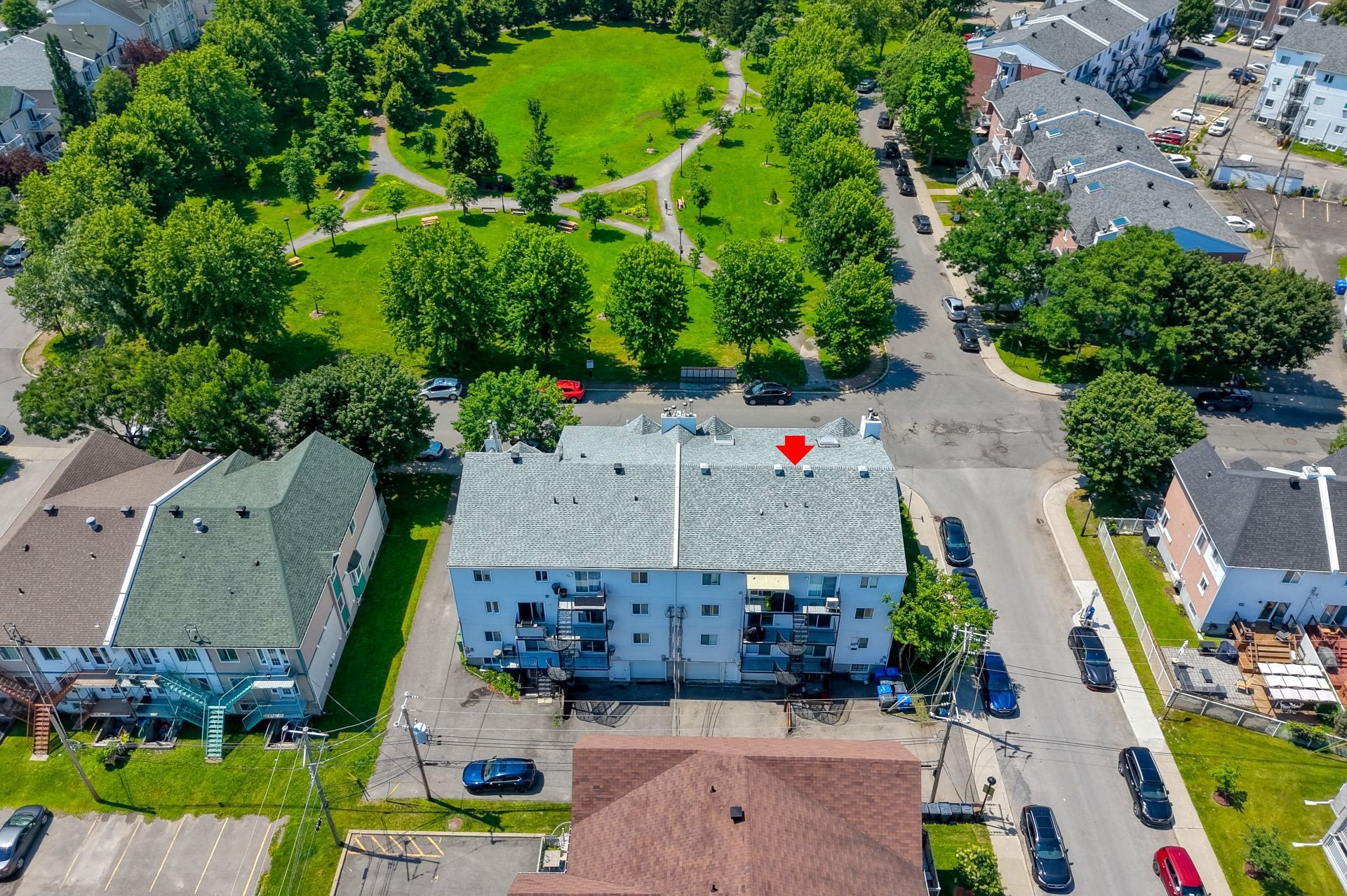 Photo aérienne - 15996 Rue Victoria, Montréal (Rivière-Des-Prairies/Pointe-Aux-Trembles), QC