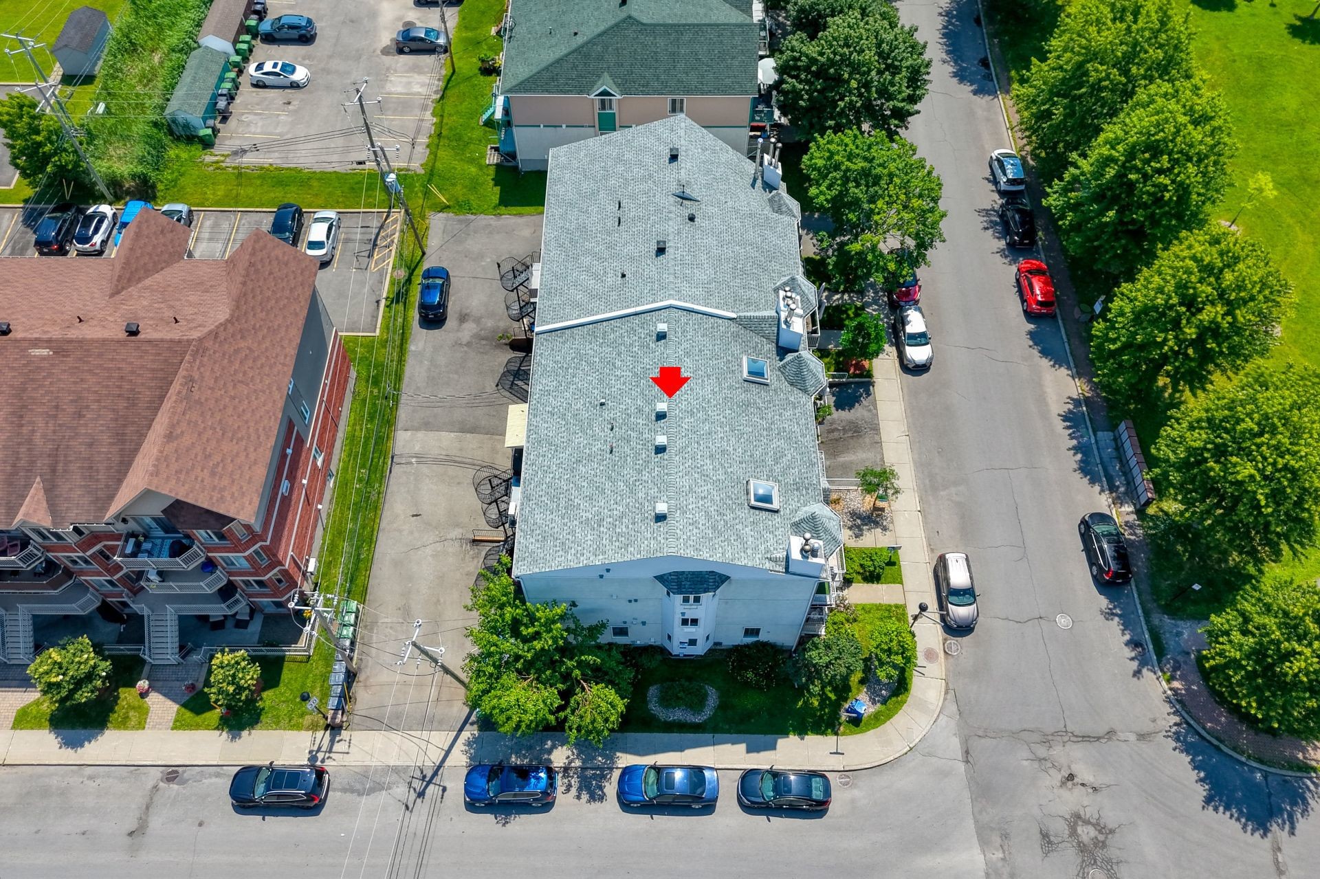Photo aérienne - 15996 Rue Victoria, Montréal (Rivière-Des-Prairies/Pointe-Aux-Trembles), QC