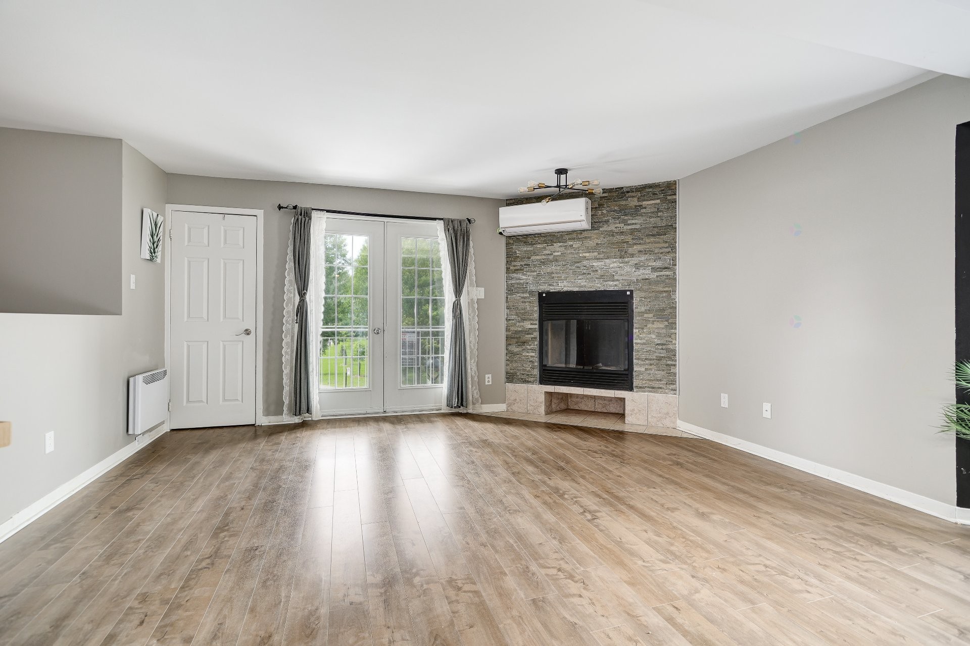 Salon - 15996 Rue Victoria, Montréal (Rivière-Des-Prairies/Pointe-Aux-Trembles), QC