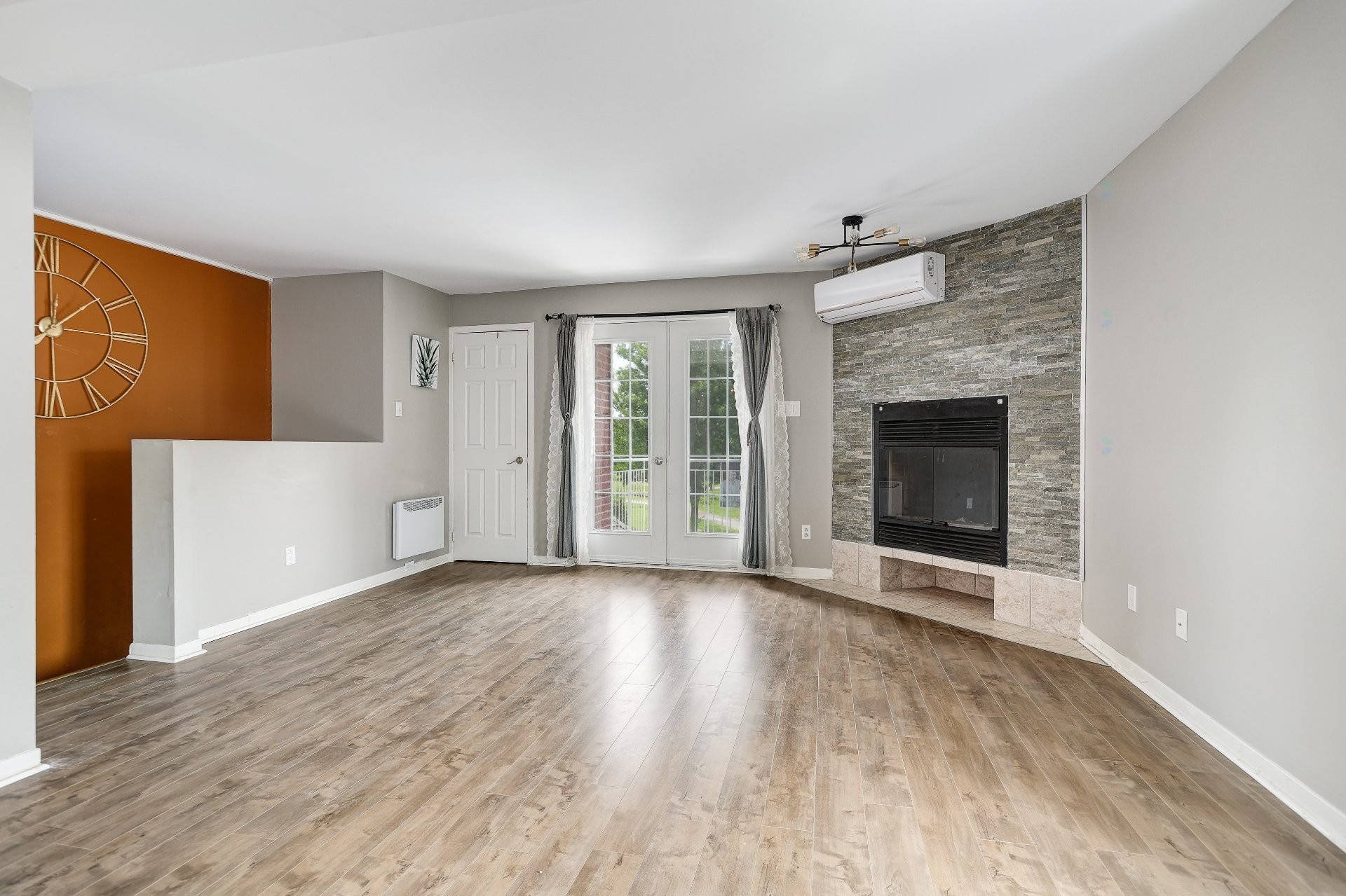 Salon - 15996 Rue Victoria, Montréal (Rivière-Des-Prairies/Pointe-Aux-Trembles), QC