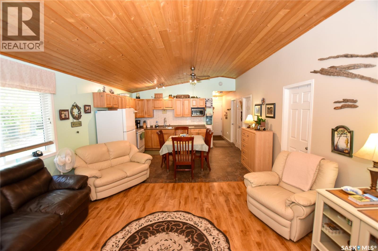 134 Sunridge Road, Pebble Baye, SK - Indoor Photo Showing Living Room