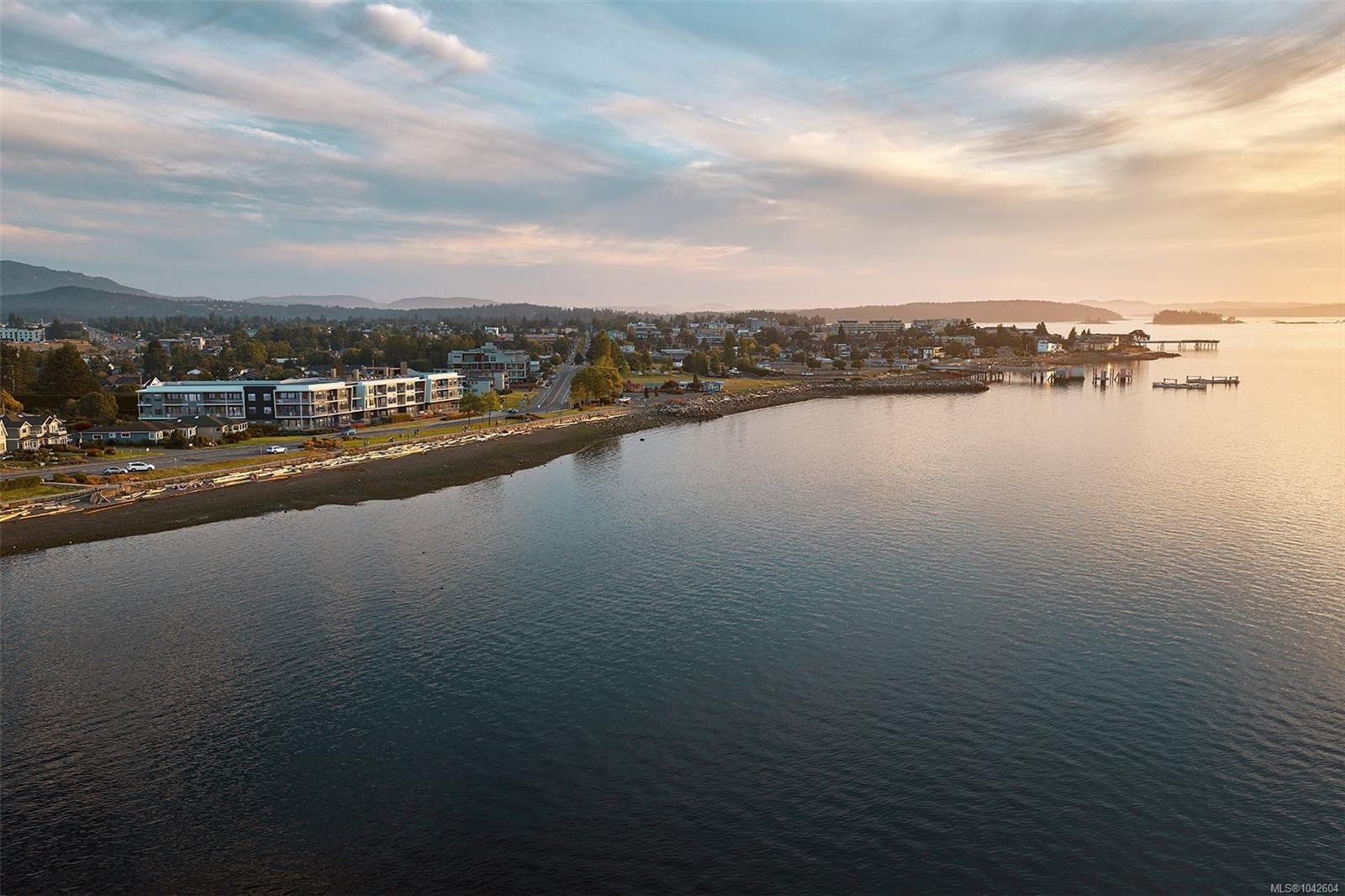 #201-9522 Lochside Dr, Sidney, BC