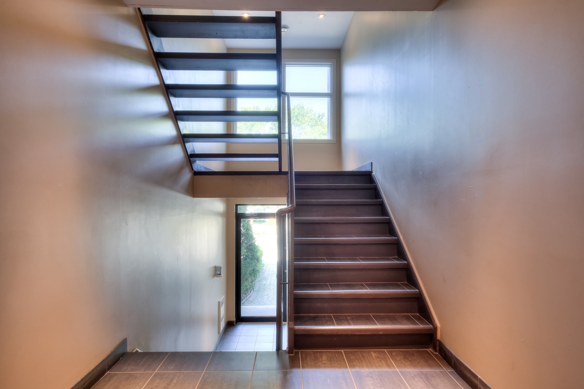 Staircase - 102-1628 Boul. Henri-Bourassa E., Montréal (Ahuntsic-Cartierville), QC