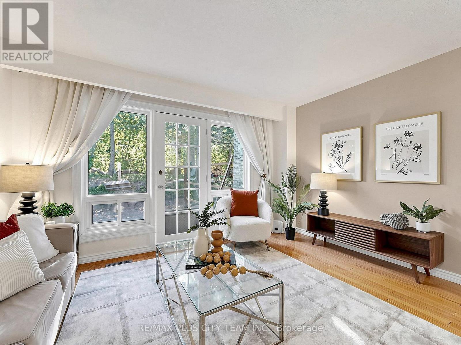 60 Tangle Briar Way, Toronto, ON - Indoor Photo Showing Living Room