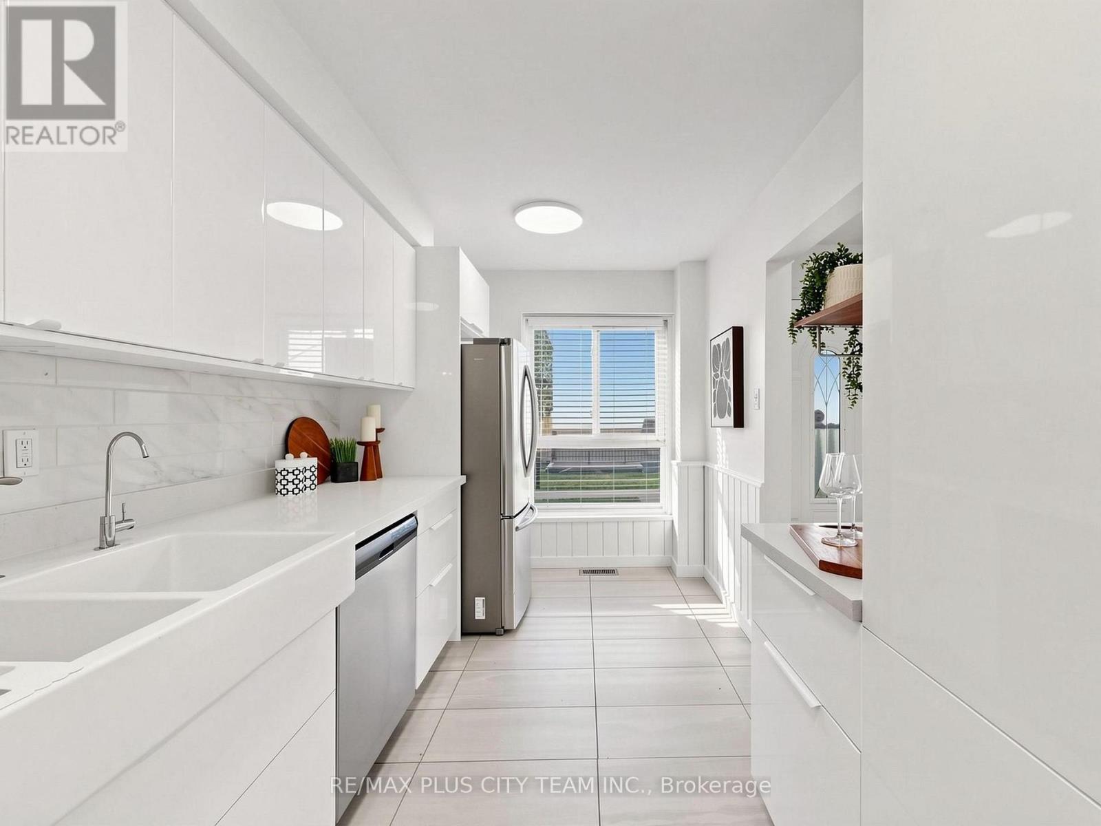 60 Tangle Briar Way, Toronto, ON - Indoor Photo Showing Kitchen