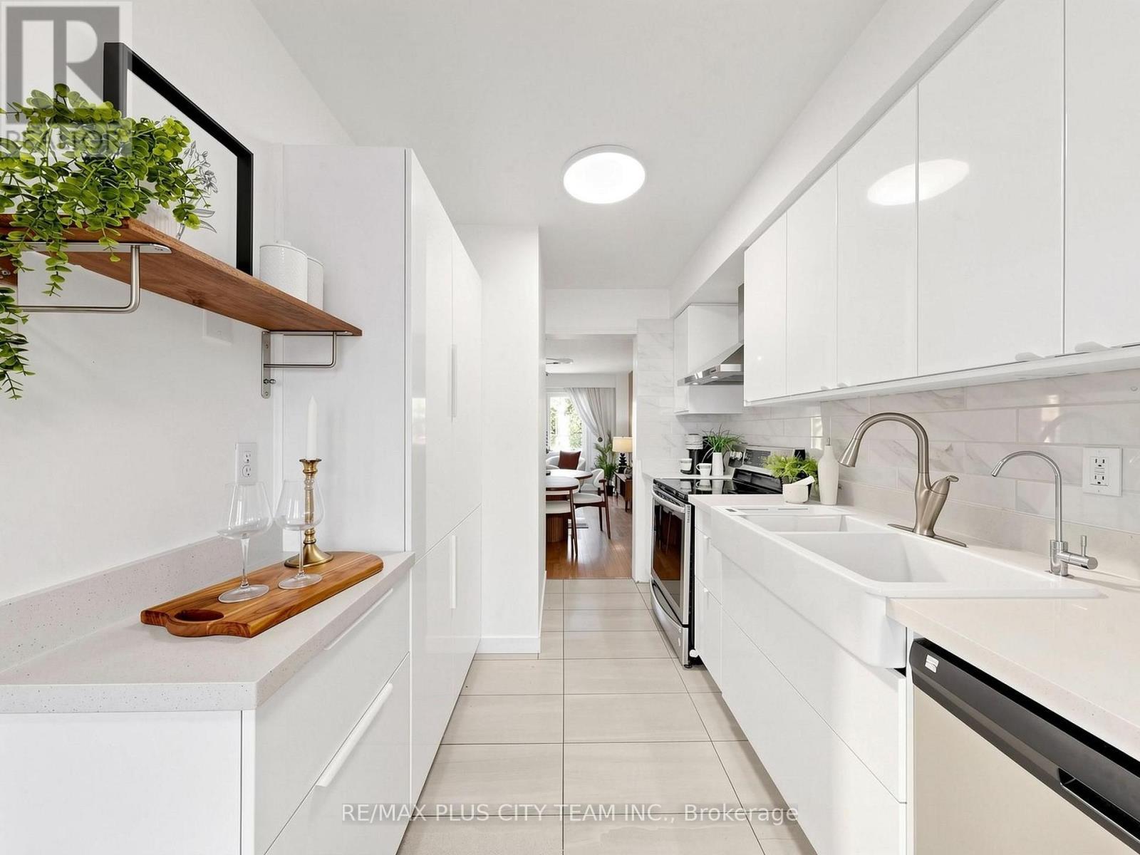 60 Tangle Briar Way, Toronto, ON - Indoor Photo Showing Kitchen