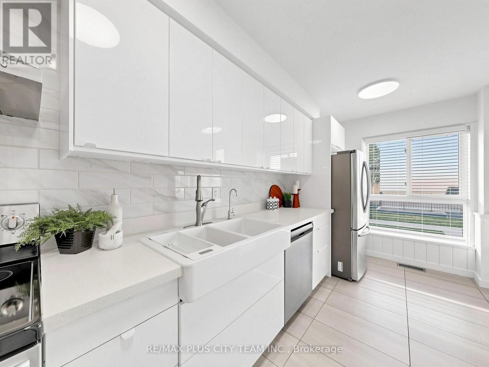 60 Tangle Briar Way, Toronto, ON - Indoor Photo Showing Kitchen