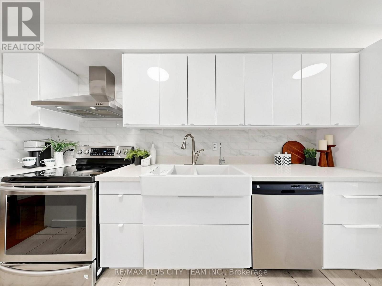 60 Tangle Briar Way, Toronto, ON - Indoor Photo Showing Kitchen With Stainless Steel Kitchen With Upgraded Kitchen