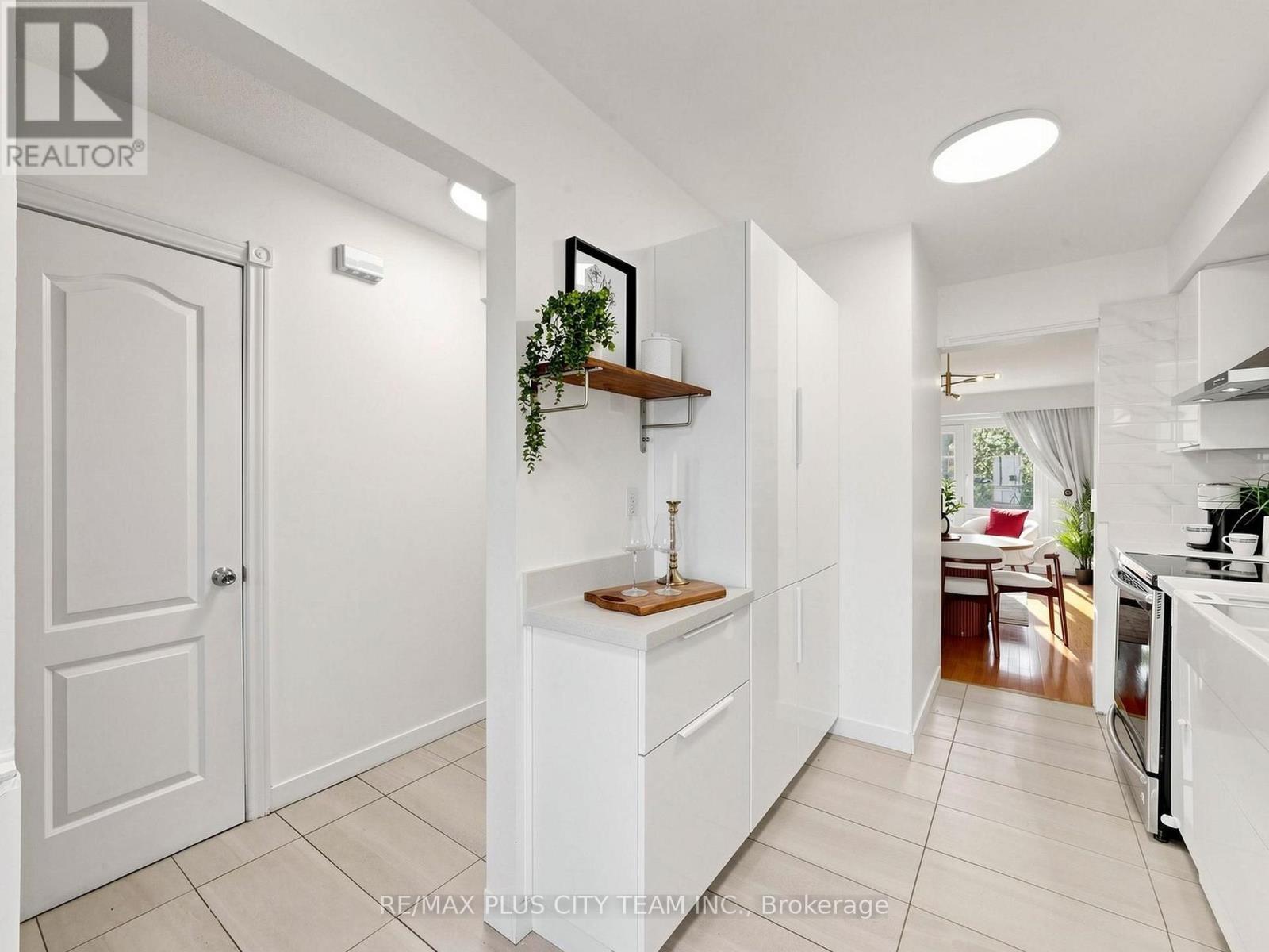 60 Tangle Briar Way, Toronto, ON - Indoor Photo Showing Kitchen