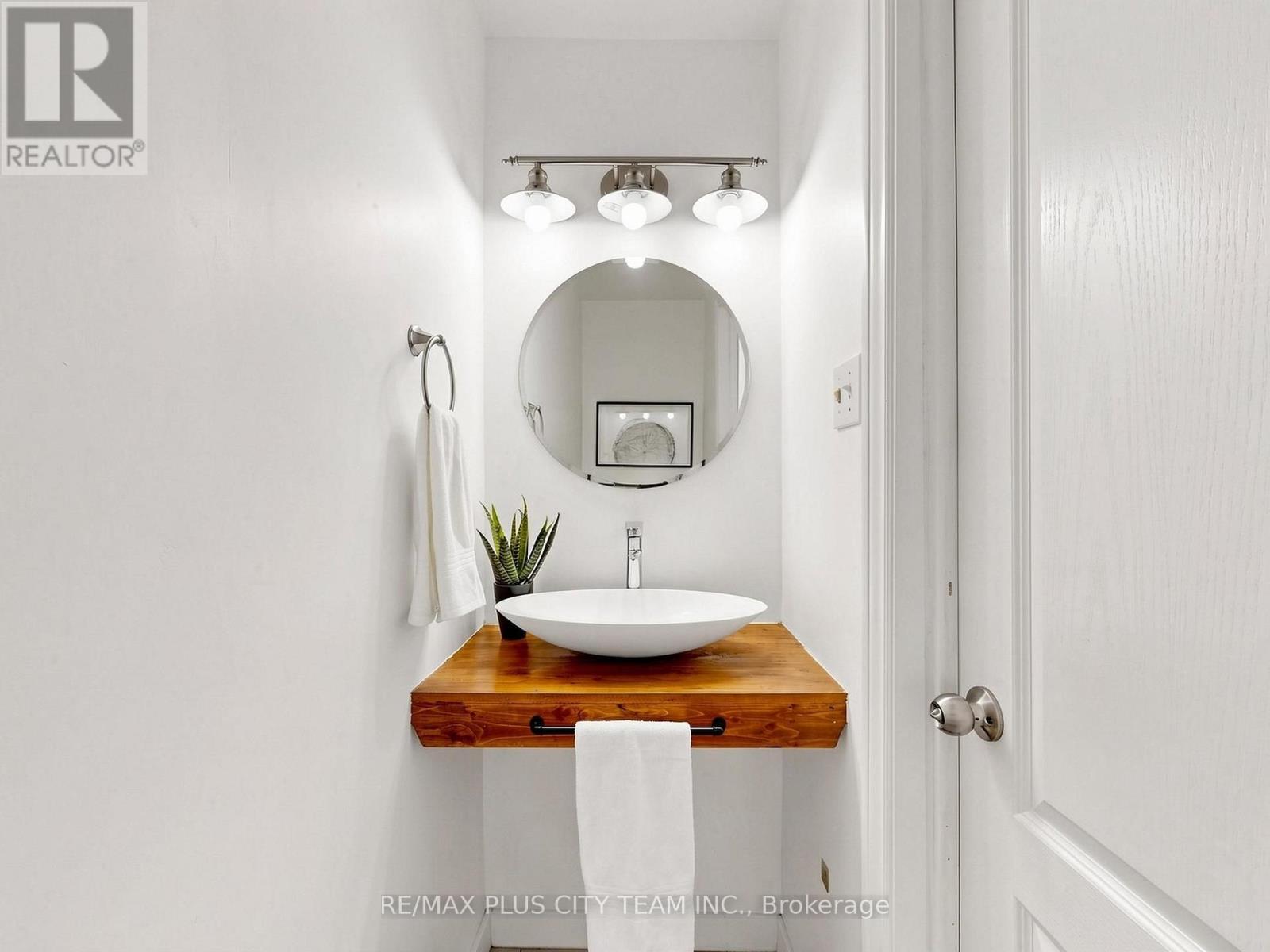 60 Tangle Briar Way, Toronto, ON - Indoor Photo Showing Bathroom