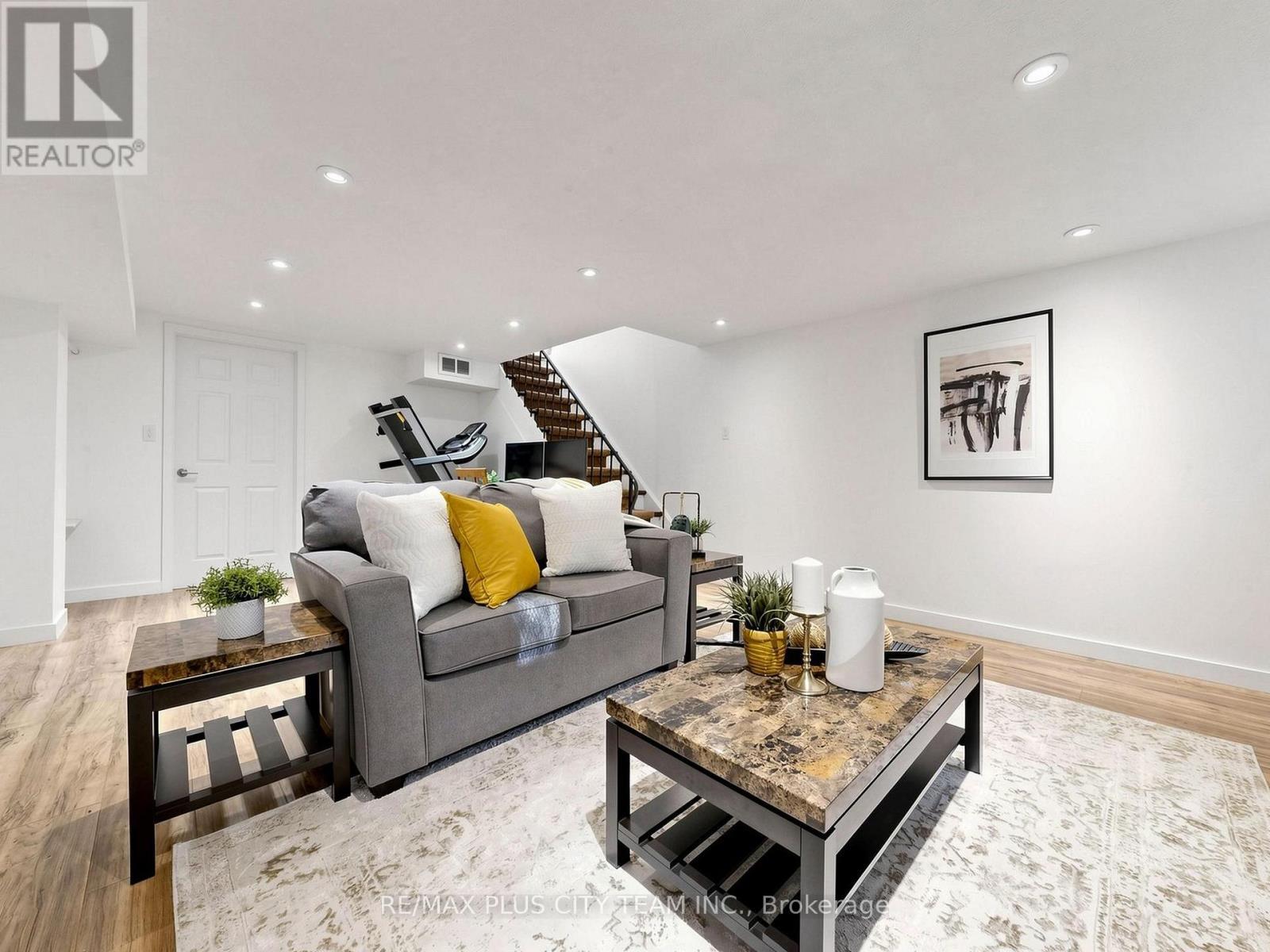 60 Tangle Briar Way, Toronto, ON - Indoor Photo Showing Living Room