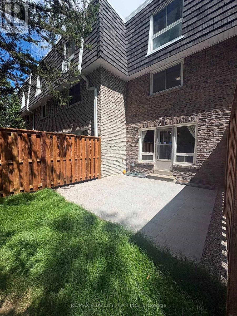 60 Tangle Briar Way, Toronto, ON - Outdoor