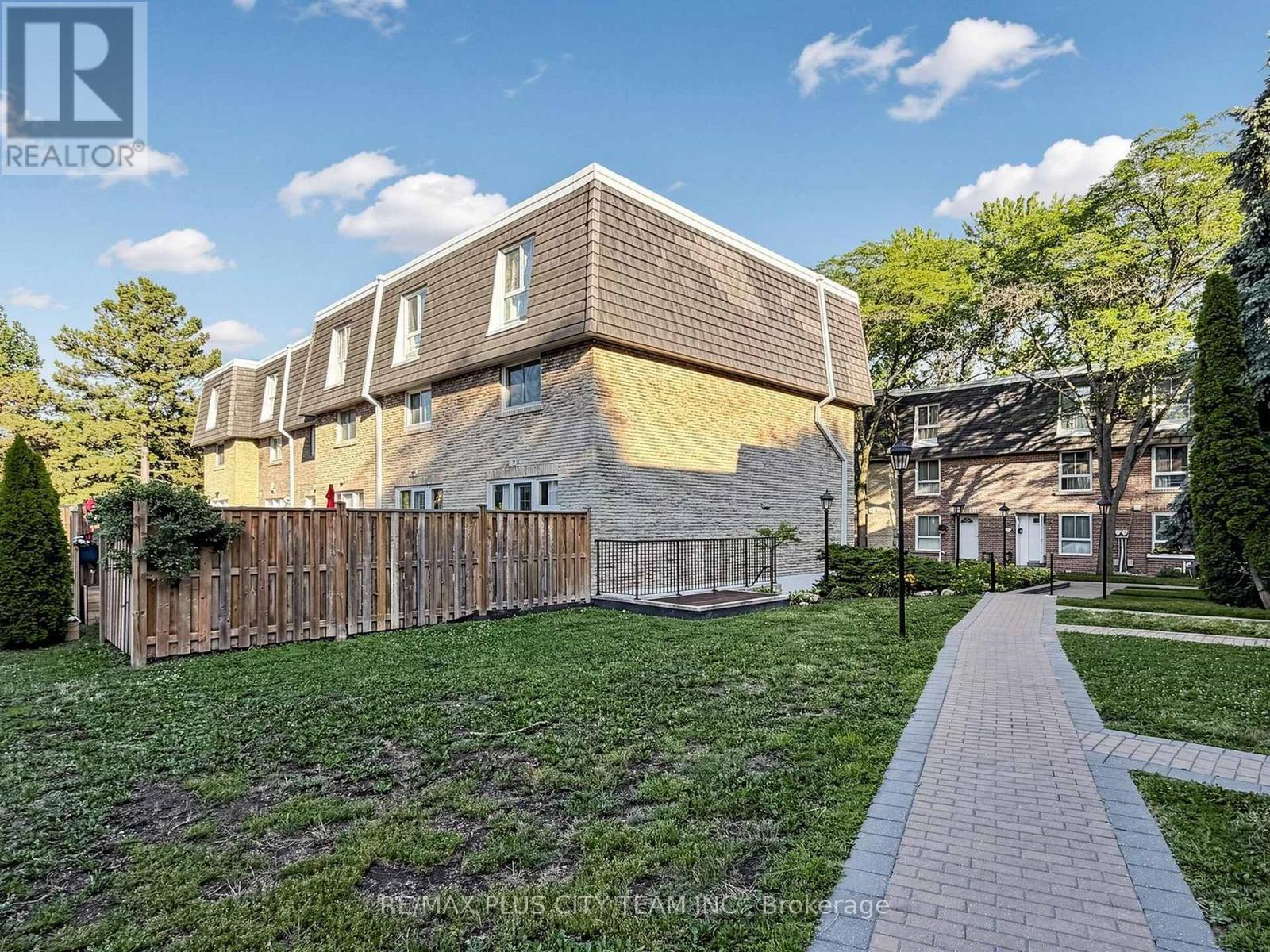 60 Tangle Briar Way, Toronto, ON - Outdoor