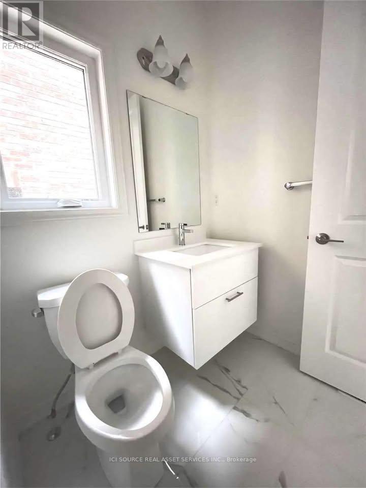 33 Macpherson Street, Whitby, ON