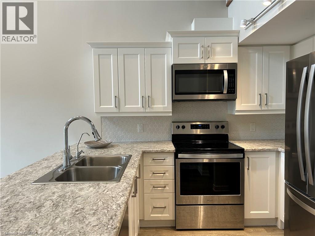 992 Windham Centre Road Unit# 1, Windham Centre, ON - Indoor Photo Showing Kitchen With Double Sink