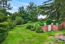 Cut lawns and English gardens - 