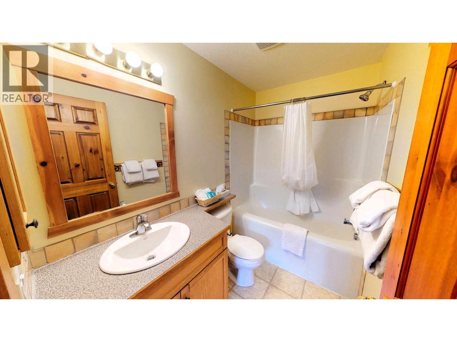 701 14A Crescent Unit# 213 I, Invermere, BC - Indoor Photo Showing Bathroom