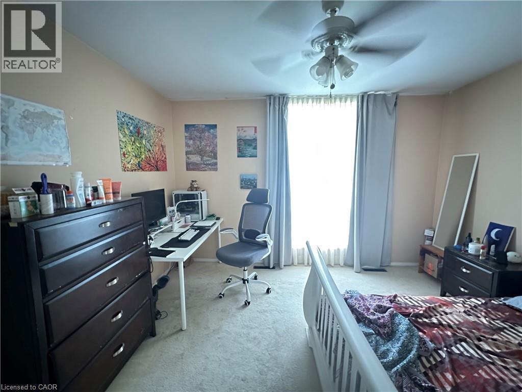 Carpeted room with a ceiling fan light fixture - 11 Wilmont Court, Hamilton, ON