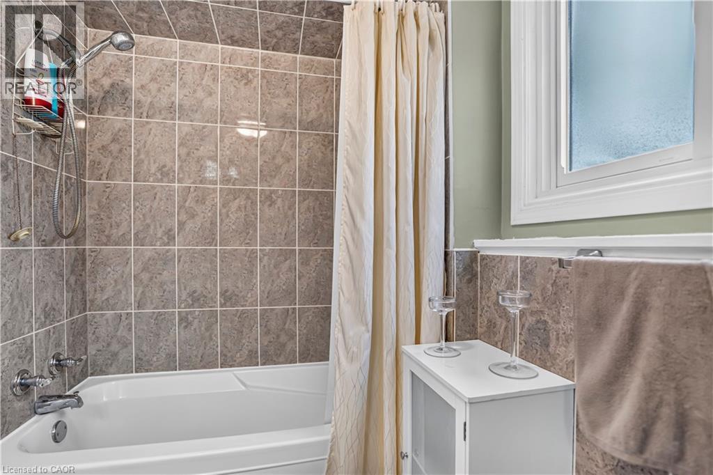 Bathroom - 234 Thunderbird Drive, Cambridge, ON - Indoor Photo Showing Bathroom