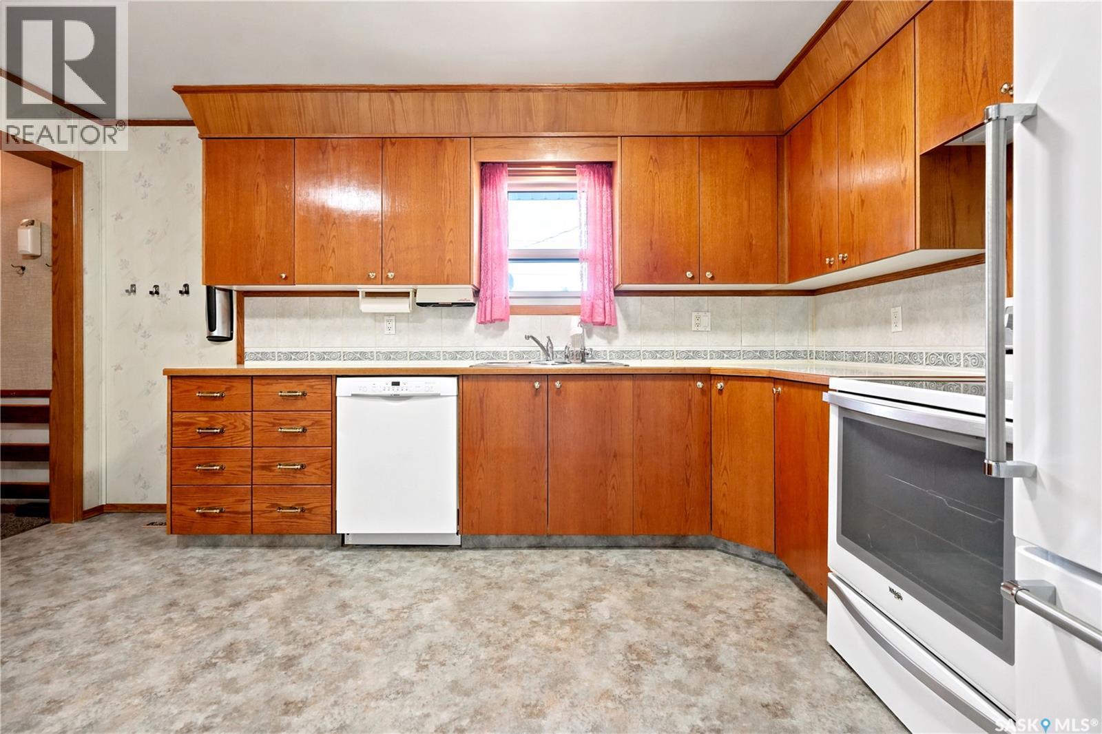 3326 4Th Avenue N, Regina, SK - Indoor Photo Showing Kitchen