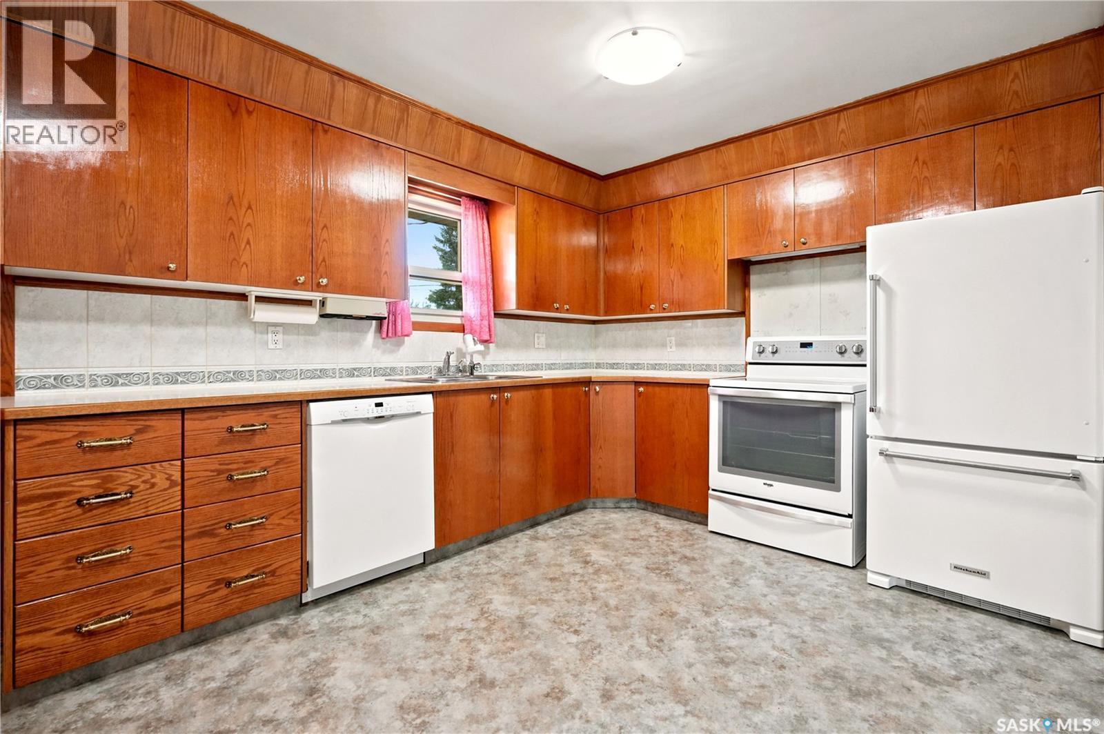 3326 4Th Avenue N, Regina, SK - Indoor Photo Showing Kitchen